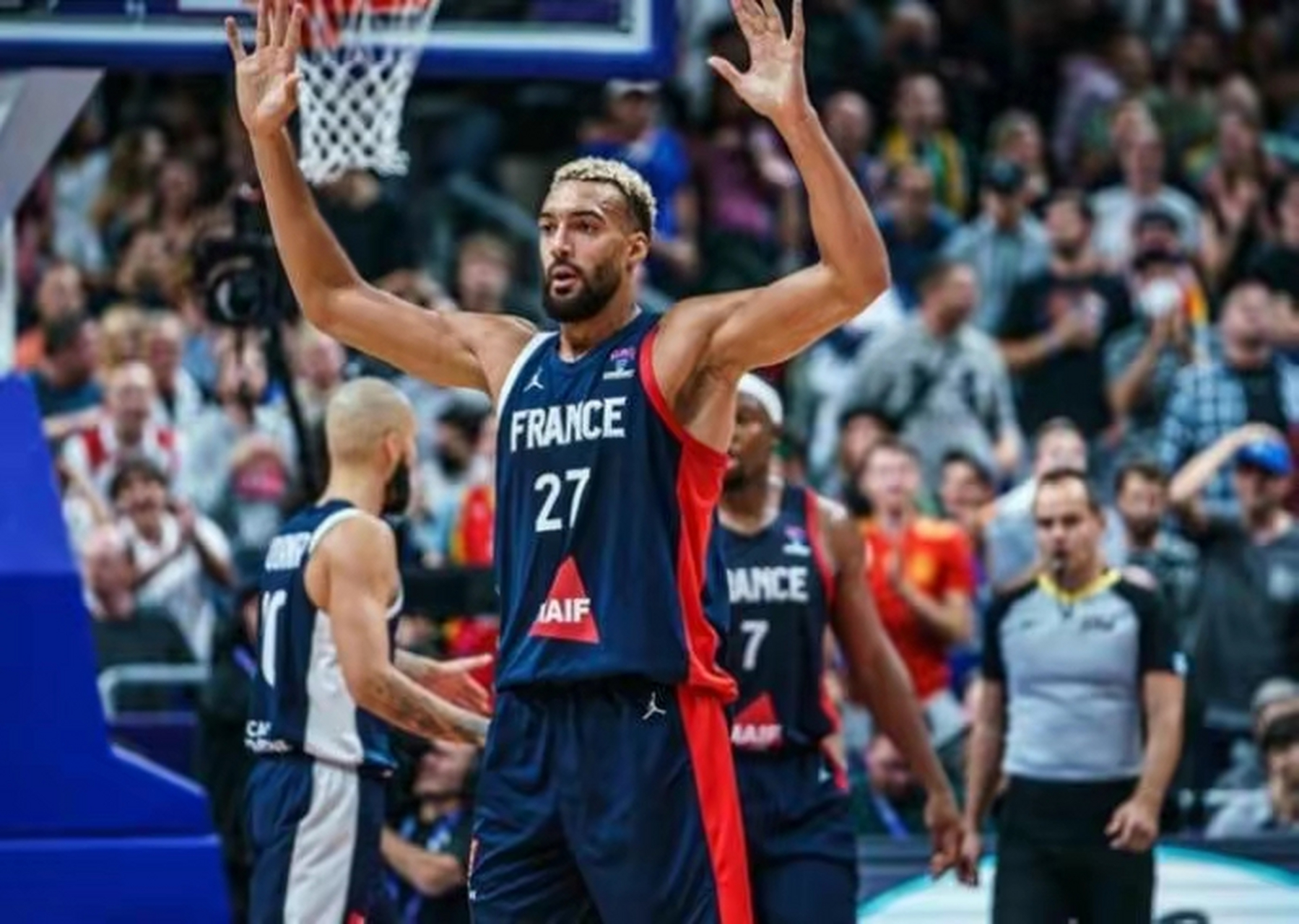 开云足球直播-法国队横扫日本队，马琳状态火热